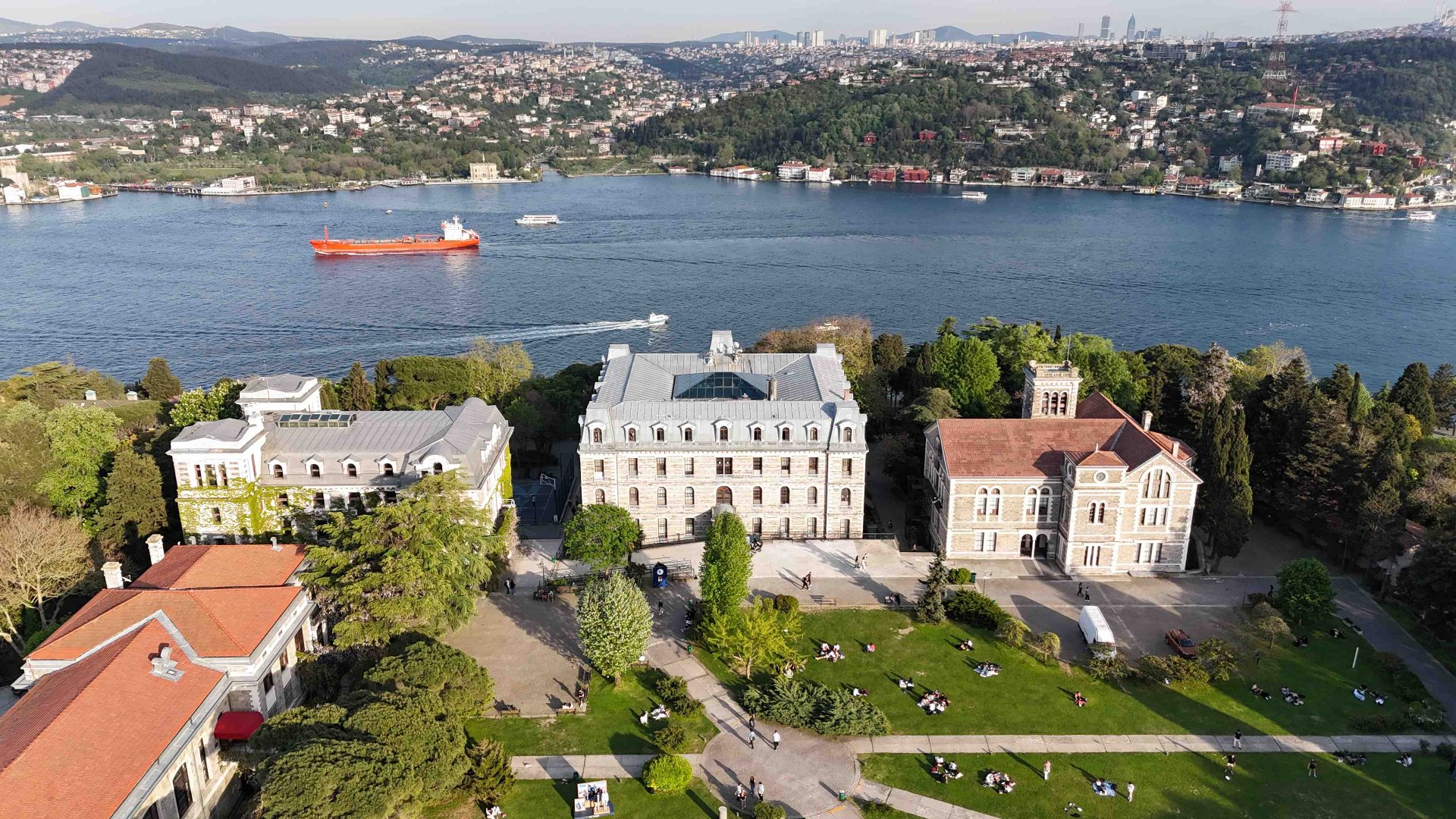 Boğaziçi Üniversitesi Güney Kampüs'ün İstanbul Boğazı'na bakan havadan görüntüsü